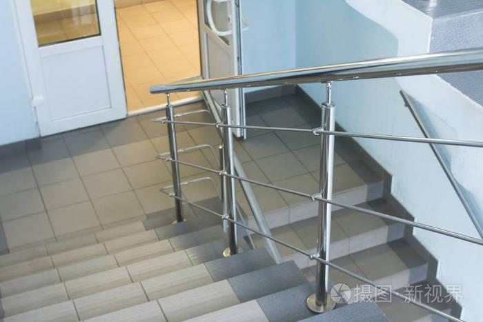 从最高视图在医院的楼梯.垂直照片.栏杆和楼下的细节.楼梯, 楼梯