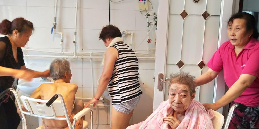 星期一护理流程给老人洗澡,更换衣服.