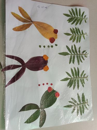 徳山幼儿园小班手工制作《漂亮的树叶贴画》