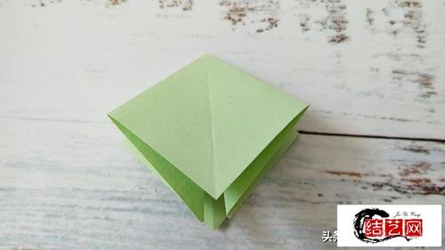 取出另一张正方形纸,依然折一个"米"字.