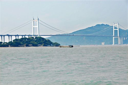 南沙天后宫在虎门大桥近旁,珠江入海口的东侧是东莞虎门,西侧便是南沙