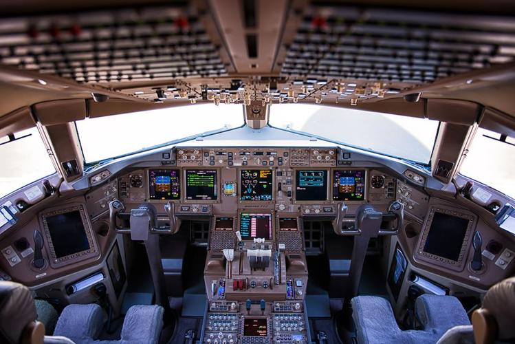 如驾驶杆,驾驶盘,也就是飞机上的驾驶舱,驾驶舱(cockpit)是 a target=