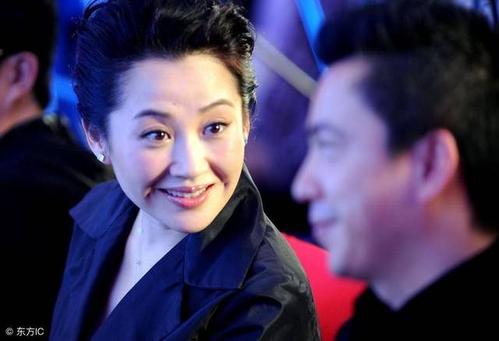 1995年与姜文,葛优合作出演电影《秦颂》;2001年3月,在电视剧《笑傲