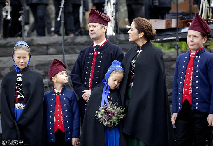 丹麦王储一家穿民族服装 王子捏公主脸蛋眼神宠溺