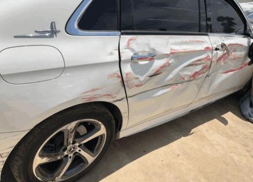 奔驰e300遭大货车侧面碰撞 网友: 豪车的质量也不过如此