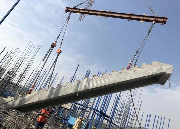 (现场图:预制楼梯安装)