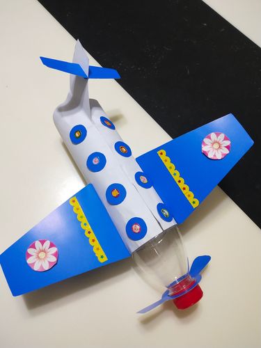 会吃东西的哆啦a梦 作品材料:牛奶箱,硬纸板,彩纸,彩笔 作品介绍:废物