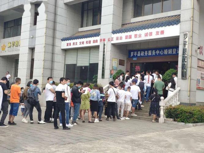 直击2020520今天罗平民政局被挤爆了上百对情侣排队领证