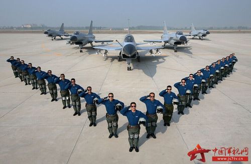 空中梯队飞行员向祖国敬礼