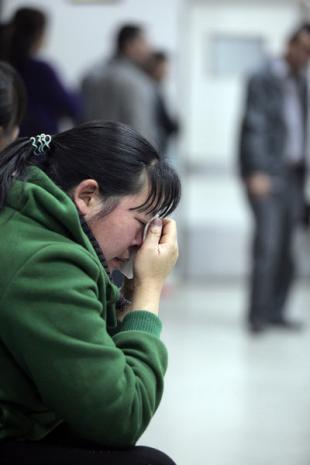 女孩母亲在手术室外哭泣.