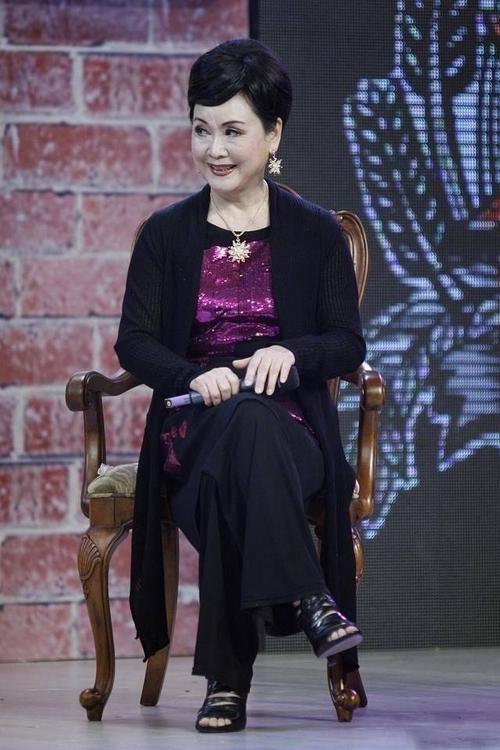 李谷一挺时髦,穿亮片装配开衫优雅又贵气,老艺术家