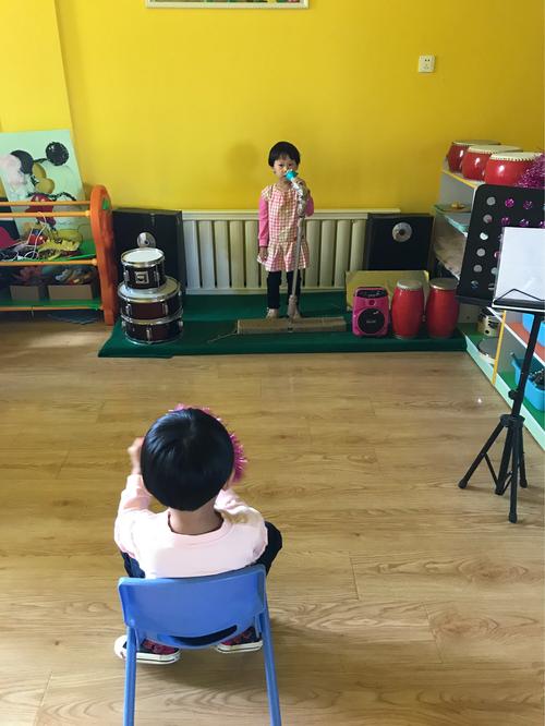 表演区里,幼儿在舞台上唱歌跳舞♂,为幼儿提供快乐的舞台,发现培养