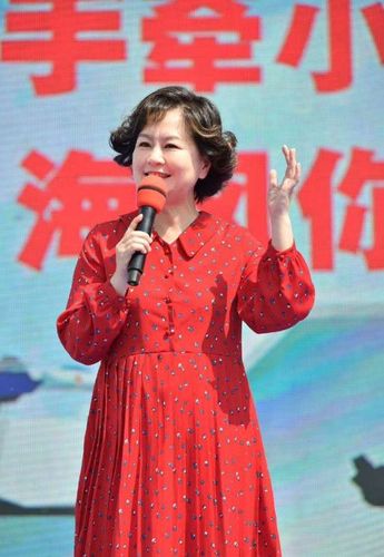 53岁"鞠萍姐姐"近照曝光 慈眉善目模样亲切
