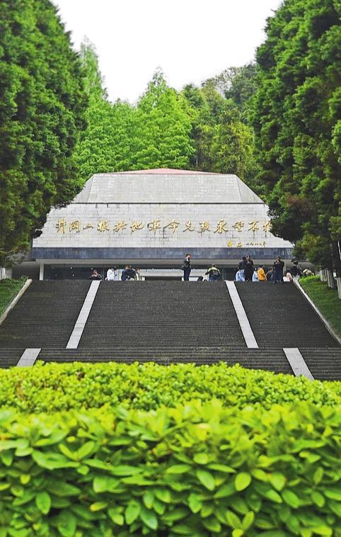 江西井冈山市的井冈山革命烈士陵园,来自全国各地的游人专程到此参观