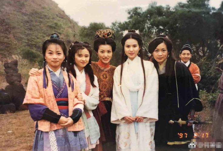 钟灵何美钿公开97版《天龙八部》主演未公开合影,满满