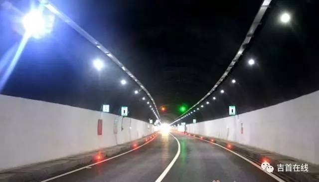 同时隧道内还建有一个车行横洞和三个人行横洞, 一旦发生险情, 司乘