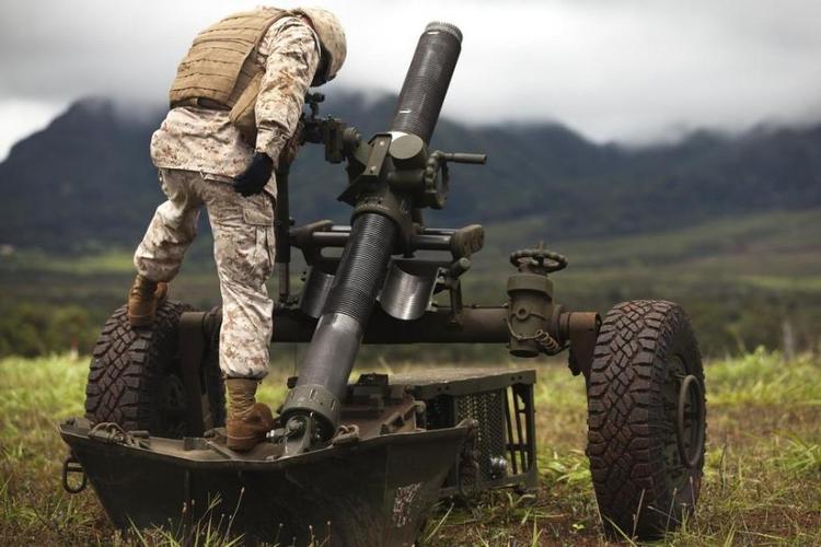 2013年6月25日,美国海军陆战队m327型牵引式重型120毫米迫击炮部队在