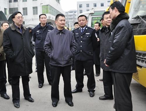 (图)曾云忠要求以铁的决心,铁的手腕,铁的纪律抓好城乡环境综合治理等