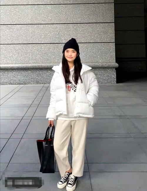 白色短款羽绒服怎么搭配好看