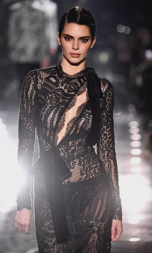 卡戴珊家族"最美"肯豆走秀,全身蕾丝太惹火,真是行走的美人蛇