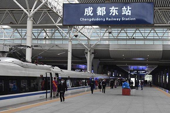 国内首条跨省环线动车从成都东站驶出,环川渝贵跑一圈