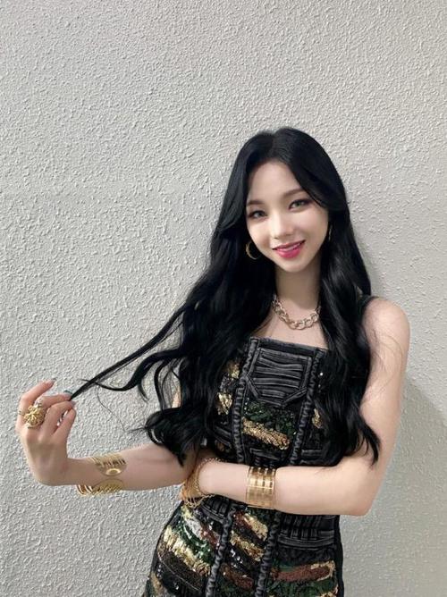 aespa打歌柳智敏渣女大波浪,宁艺卓花臂社会人,金玟庭女王气场