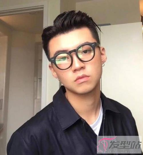 戴眼镜的男生如果觉得有刘海会遮挡到眼镜,可以把刘海往后梳,这样看