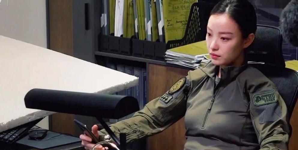 被刘青云追捕又被倪妮控制断腿的前拆弹专家,刘德华新角色复杂简直就