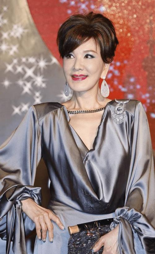 夏台凤越老越"妖艳",化浓妆也盖不住脸上皱纹,手部看着也粗糙