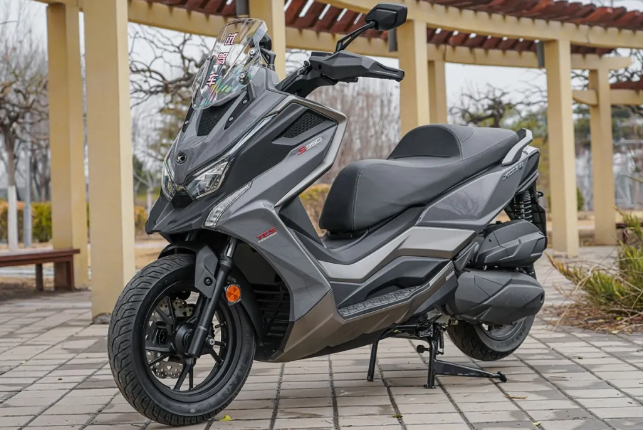 近4万的踏板摩托车?解读光阳赛艇s350:跨界风格,动力强劲