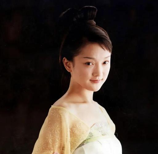 在电影中这是一位女扮男装的角色,所以大家才会叫她"周公子".