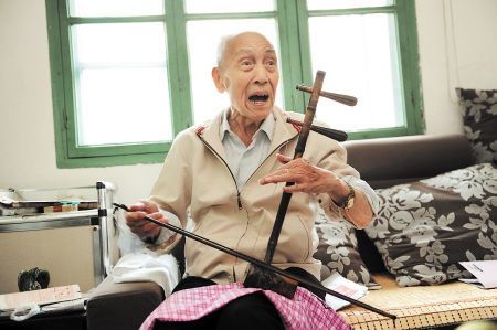 湘潭雨湖区楠竹山镇二村16栋居民楼,嘹亮的京胡和高亢的京剧直击人心