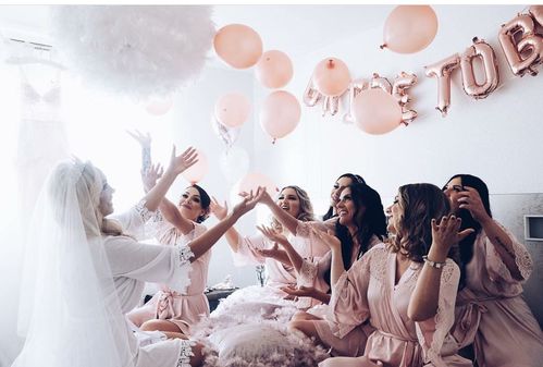 伴娘团拍照摆什么姿势?2019婚礼伴娘团拍照动作大全!
