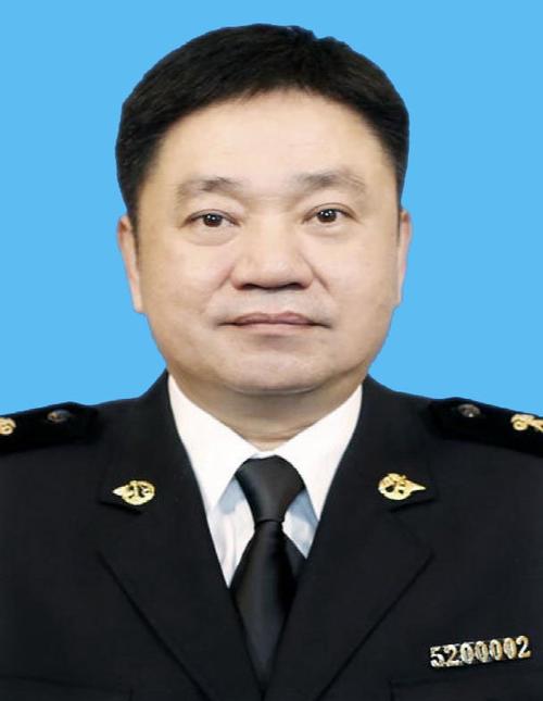 1983年3月参加工作,历任深圳海关走私犯罪侦查分局办公室主任,深圳
