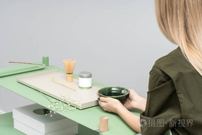 女孩与碗坐在桌