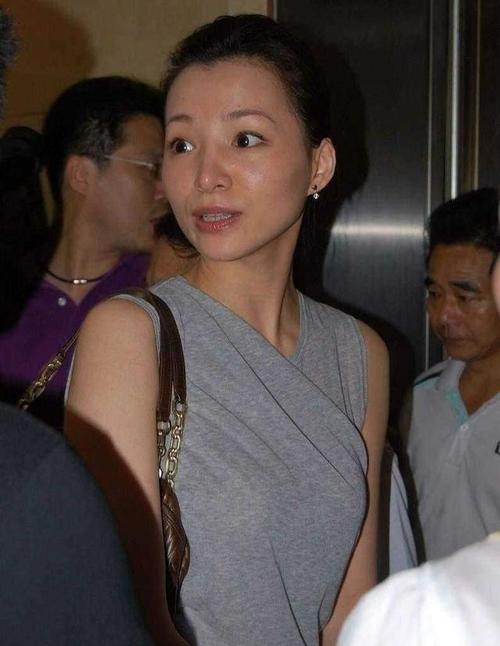 董卿素颜气质都变了,穿灰色连衣裙配丸子头,显老5岁像