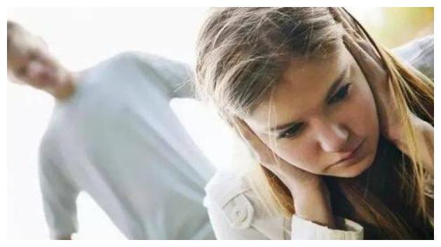 公主病女孩让父母下跪道歉,姥姥看不惯直接拿出家法:家法伺候!