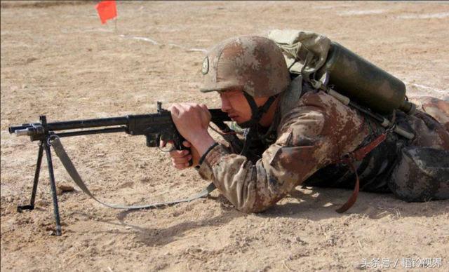 解放军喷火枪,一种让敌人胆寒的武器,号称碉堡的克星