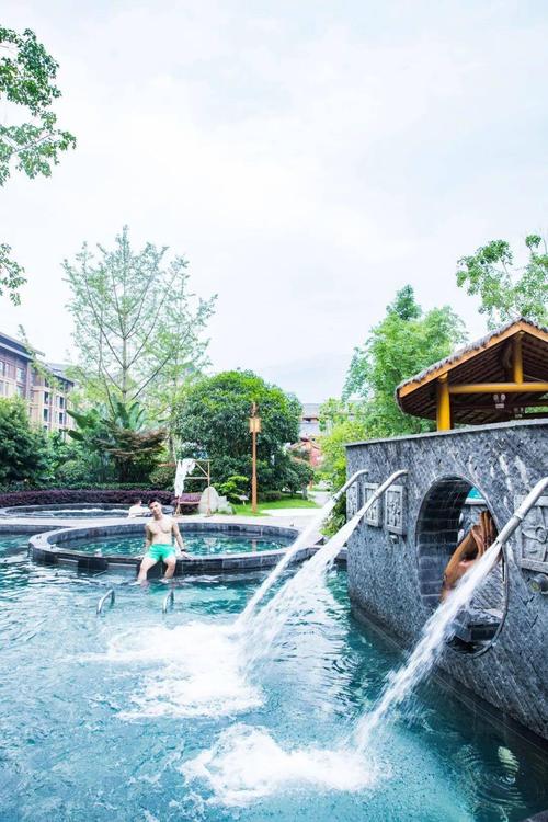 人均不到200元峨眉山御泉湾温泉酒店3周年泡汤耍水还送双早