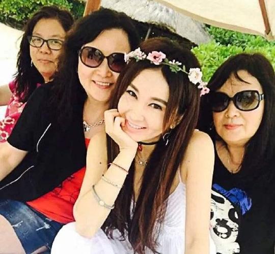 53岁温碧霞同学聚会照曝光,网友:太现实,再也不参加