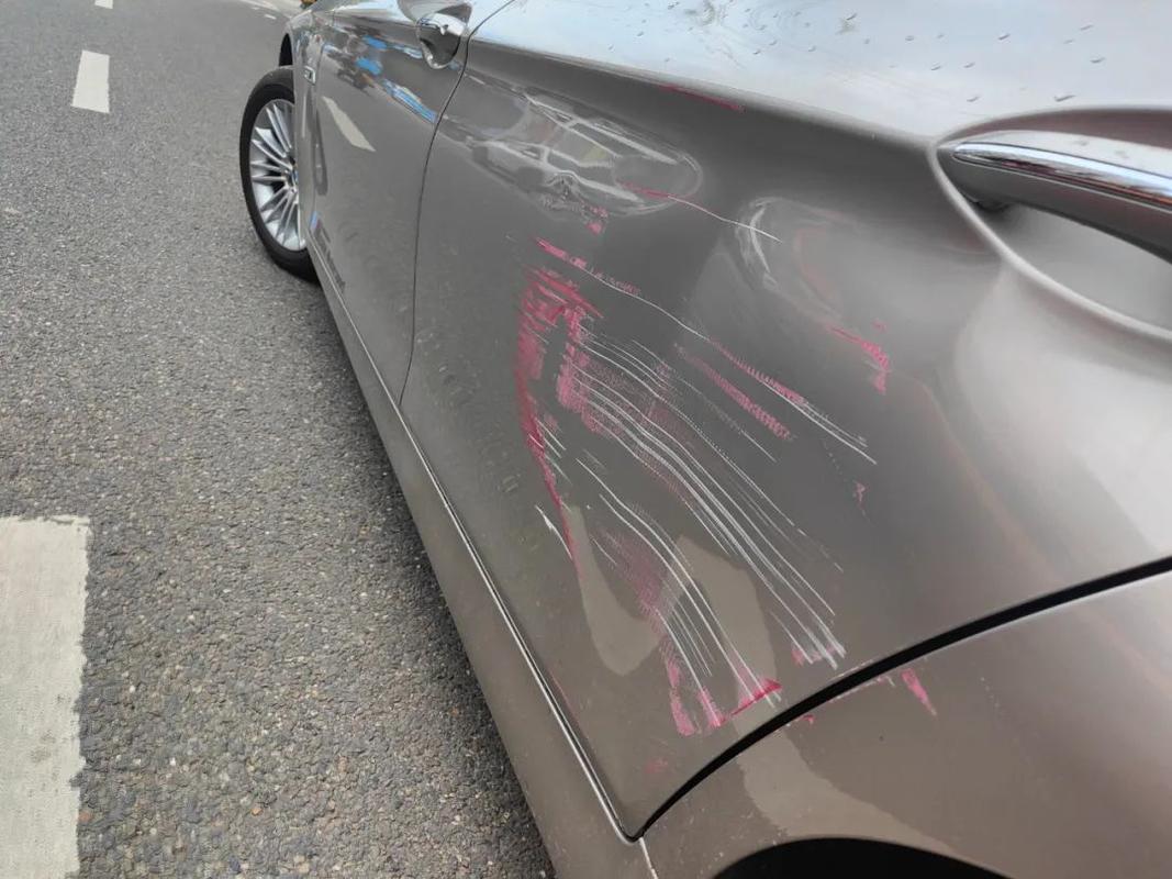 安岳解放街一辆宝马与一辆三轮车发生刮擦宝马车身被刮花