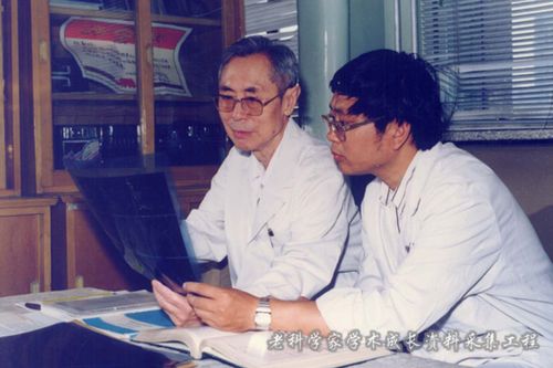 刘玉清教授在指导博士生李坤成医师.(1989年摄与北京)