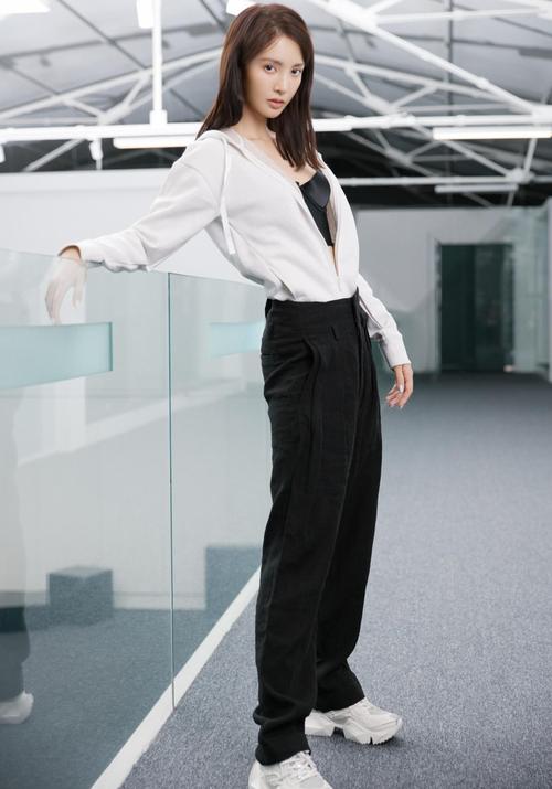 有颜值好身材,金晨玫瑰红套装仙气十足,一双大长腿十分吸睛