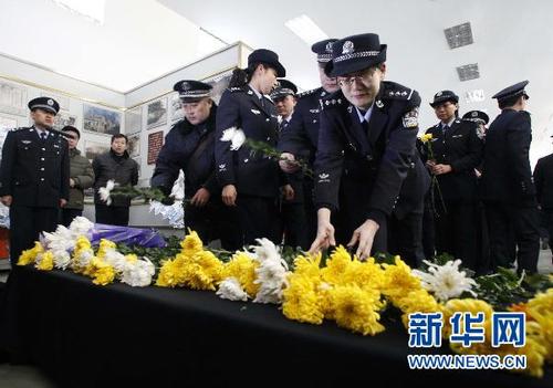 1月7日,泰安市公安乾警在追悼会上悼念牺牲战友.