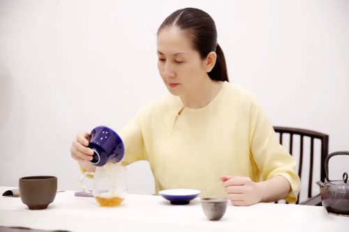 王琼与茶为伴愿与世界共享茶的芬芳