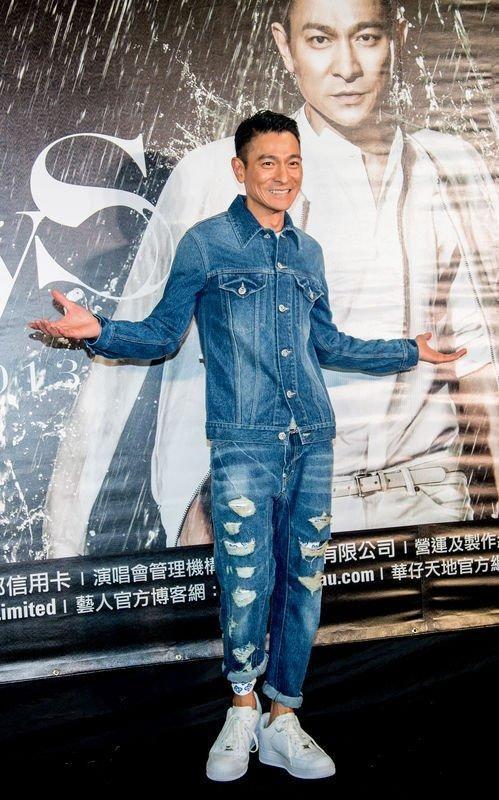 刘德华的时尚值得年轻人学习,虽然快是"爷爷辈"的人,但可不老