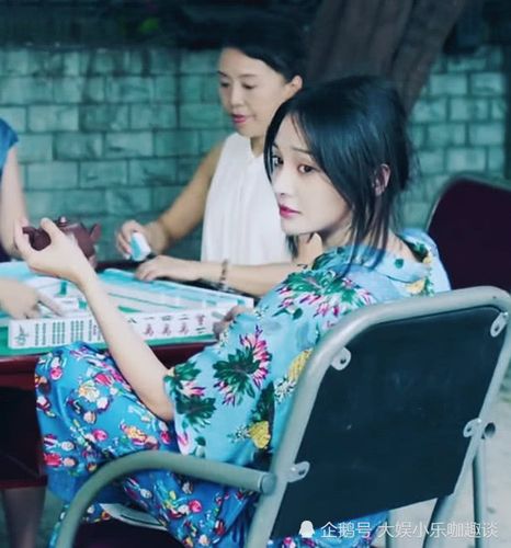 郑爽穿着睡衣打麻将,听见有人叫她名字后,她的反应很像楚雨荨