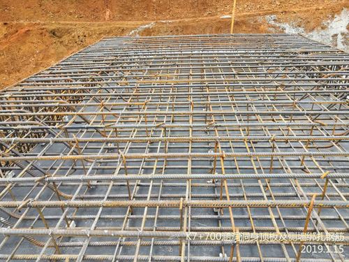 11,k7 700涵洞洞身顶板绑扎钢筋及合模板.