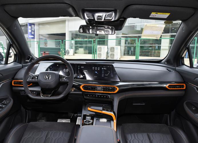 尤其是这几年,长安的在内饰设计语言上的进步,可谓有目共睹,长安uni-t