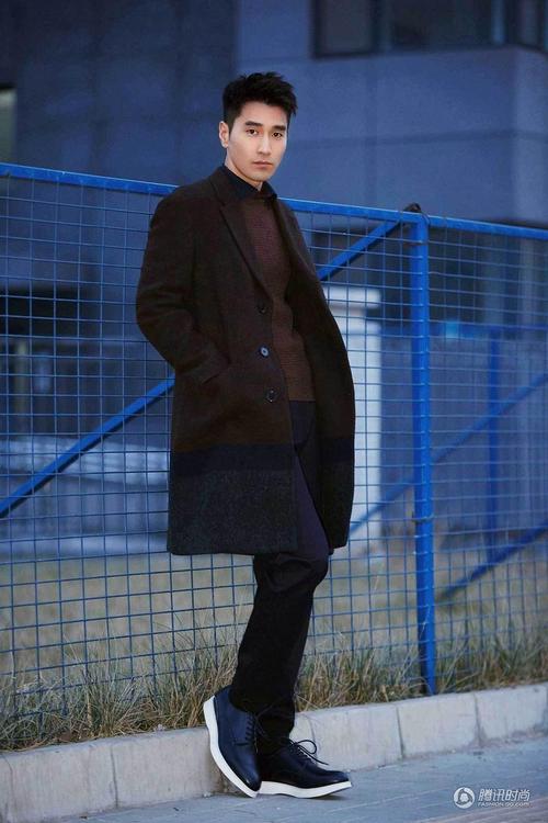 硬汉男神赵又廷利落短发 酷帅打扮出发时装周